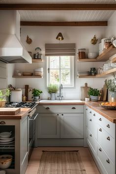 20+ Charming Cottage Kitchen Design Ideas for Small Spaces - Quiet Minimal Small Cottage Kitchen Ideas, Kitchen Minecraft, Tiny Cottage Kitchen, Bloxburg Cottage, Elegant Cottage, Modern Cottagecore, Kitchen Cottage, Tiny Kitchen Design, Kitchen Bloxburg