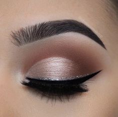 Make Up Mata, Eyeliner Color, Glitter Eyeliner, Beauty Make-up, Makeup Hacks, Glitter Eyes, Makeup Goals