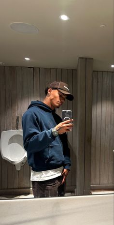 Guy Ig Poses, Light Skinned Men Outfits, Classic Men Aesthetic, Instagram Aethstetic, Light Skin Style Men, Pic Inspo Instagram Men, Zara Fits Men, Mens Selfie Ideas, Light Skin Men Outfits