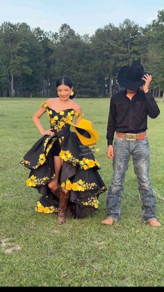 Quince Suprise Outfits, Charro Photoshoot, Suprise Dance Outfits Quinceañera, Baile Outfits Mexican, Baile Sorpresa Outfits Quinceanera, Mexican Party Outfit, Mexican Style Dresses, Vestido Charro, Gold Dress Short