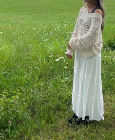 Long Flowy Skirt Outfit Winter, Maxi Flowy Skirt Outfit, Long Flowy Skirt Outfit Fall, Light Flowy Outfits, White Flowy Maxi Skirt Outfit, Long Skirt Long Sleeve Outfit, Flowy Long White Skirt, Loose Flowy Outfits, White Maxi Skirt Outfit Winter