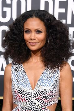 Thandie Newton Hair - 76th Annual Golden Globe Awards - Arrivals Girls Haircuts With Layers, Highlights Bob, Hair Caramel, Classy Hair, Teenager Boys, Thandie Newton, Blonde Hair Makeup, Haircut Women, Victory Rolls