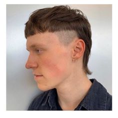 Mallet Haircut Short, Mallet Haircut Men, Bowl Cut Mullet, Mini Mullet Men, 70s Men Hairstyles, Mallet Haircut, 70s Hair Men, Mini Mullet