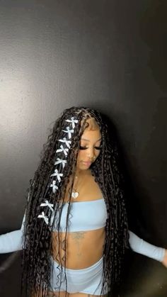 Bow Braids Boho Braids Hairstyles With Bow, Boho Knotless With Bow, Bow Braided Hairstyles, Ribbon With Braids, Braids And Bows Hairstyles, Christmas Hairstyles Long Hair, Braided Hairstyles For Christmas, Bows And Braids, Bow Style With Braids