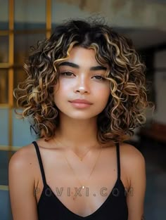 Dark Hair Blonde Highlights Short, Short Curly Hair Color Ideas Highlights, Blonde Highlights On Dark Curly Hair, Dark Hair Blonde Balayage, Short Curly Hair With Highlights, Dark Curly Hair With Highlights, Curly Brown Hair With Highlights, Curly Hair With Highlights, Dark Hair With Blonde Highlights