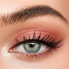 Pink Make Up Looks Natural, Peach Eye Makeup, Pink Eye Makeup Looks, Teknik Makeup, Luxury Palette, Pink Eyeshadow Palette, Pink Eyeshadow Look, Mekap Mata, Light Makeup Looks