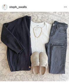 Fall Outfits With Clogs Women, Women Fall Outfits 2024, Clogs Outfit Ideas, Jean Outfits For Work, Outfit Ideas Cardigans, Outfit Ideas Mom, Casual Teacher Outfit, Cardigan Outfit Ideas, Teacher Shoes