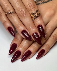 Acesse o link da bio Red Stiletto Nails, Wine Nails, Maroon Nails, Red Nail