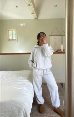 White Sweat Set Outfit, Sweatpants Set Aesthetic, Minimilastic Outfit, Cute Cozy Winter Outfits Comfy, Cozy Class Outfits, Put Together Lounge Wear, Outfits Florida Winter, Outfits Ideas Comfy, Cozy Fall Lounge Outfit