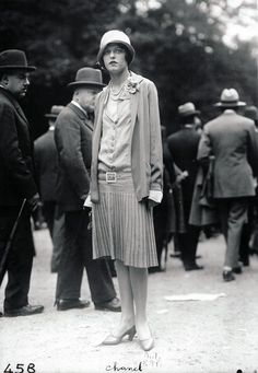 1920s Skirt History - What to Wear with a Blouse~~~has similarities to the 2 fashions my Mom wore in the 1920s pictures on this page. I don't know who this woman is. 1920s Skirt, Mode Chanel, 30s Fashion, Look Retro, Paris Mode