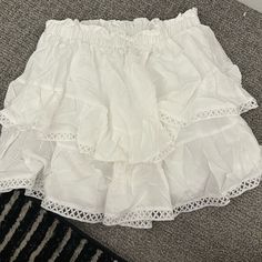 Brand New Never Worn Feminine Ruffled Mini Skirt For The Beach, Feminine Ruffled Mini Skirt For Beach, White Tiered Bottoms For Day Out, Beach White Ruffled Mini Skirt, White Ruffled Mini Skirt For Beach, Casual White Tiered Bottoms, White Mini Skirt With Ruffle Hem For The Beach, White Ruffle Hem Mini Skirt For Beach, Elegant Ruffled Mini Skirt For Vacation