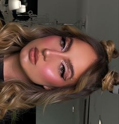 Rebelde Concert Makeup, Odesza Concert Makeup, Makeup For Karol G Concert, Karol G Concert Make Up Ideas, Karol G Concert Makeup, Rbd Concert Makeup, Karol G Hairstyles Ideas Concert, Bichota Makeup, Karol G Concert Hair Ideas