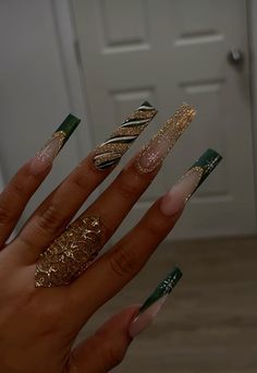 Green Gold Christmas Nails, Green And Gold Christmas Nails, Winter Nails Green, Nails Green And Gold, Gold Christmas Nails, Gold Holiday Nails, Christmas Nail Designs Acrylic, Green Gold Christmas, Green And Gold Christmas