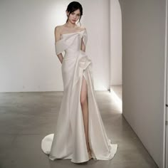 Olivia Mark - Elegant Bride's Simple Travel Wedding Gown Elegant White Silk Gown, White Gala Dresses, White Cocktail Dress Wedding, Long White Dress Elegant, White Satin Dress Long, Off Shoulder Satin Wedding Dress, Long Dress Fancy, White Long Prom Dresses, Long Gown Elegant