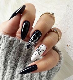 B & W Snowflakes Press on Nails-christmas Nails-snowflakes - Etsy UK Black And White Winter Nails, Black And White Nail, Luxury Nails, Short Acrylic Nails