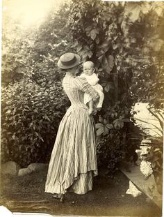 Alice Austen Photography, Alice Austen, Leah Core, 1880s Fashion, Art Challenges, Antique Photography, 1910s Fashion, Old Portraits, Antique Portraits