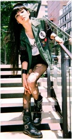 Punk Rock Grunge...the ripped tights are a bit much for me but I like the jacket and her hair Fotografia Grunge, Stile Punk Rock, Punk Costume, Ripped Tights, Moda Grunge, Punk Rock Grunge, 80s Punk, Look Grunge, Goth Outfit