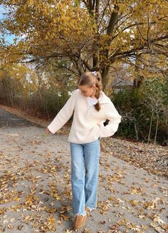 fall/autumn aesthetic Cute Fall Vibe Outfits, Fall Lookbook Aesthetic, Winter Outfit With Converse, Cute Outfits With Light Wash Jeans, That Girl Autumn, Get Dressed Aesthetic, Fall Aesthic Outfits, Outfit Ideas Fall/winter, Pumpkin Patch Fall Outfits