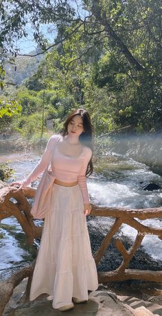 Outfit Ideas Summer Elegant, Cute Girl Posing Ideas, Beach Long Skirt Outfit, Beach Outfit Inspo Aesthetic, Aesthetic Poses For Women, Cute Ootd Korean, Minimalist Dress Outfit, Skirt Outfit Inspo Aesthetic, Cute Korean Summer Outfits