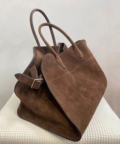 The exquisitely designed 2024 Brown Handbag offers unparalleled spaciousness and sophistication, making it the perfect accessory for the discerning individual.This bag is made of fine Faux Suede fabric.Measurement: 27cm/10.53" * 39cm/15.21" * 25cm/9.75"Zip up closure. Inside pockets. The Row Bag, Bags 2024, Large Leather Tote, Top Handle Handbags, Leather Handbags Tote, Niche Design, Casual Tote, Casual Bags, Autumn And Winter