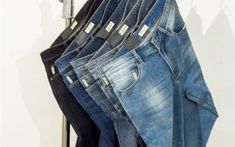 How To Style Baggy Jeans, What To Wear To An Interview, Interview Outfits, Wide Leg Jeans Outfit, Pear Body, Olive Green Pants, Perfect Denim, Budget Fashion