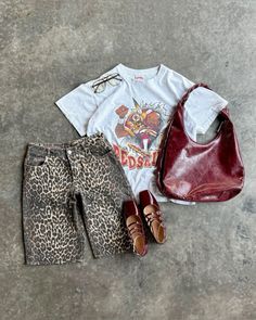 By: @aged.ivy Click to shop similar products Vintage Outfit Inspiration, Streetwear Outfit Ideas, Vintage Clothing Stores, Vintage Outfit, Mens Outfit Inspiration, Thrift Fashion, Vintage Women, Sustainable Clothing, Streetwear Outfit