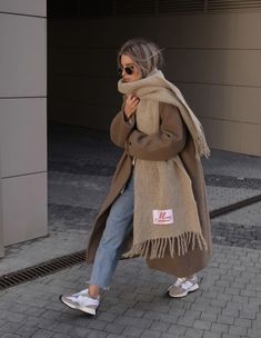 Trench Coat Outfit Ideas, Fall Trench Coat, Cream Trench Coat, Aerin Lauder, Trainers Outfit, London Vibes, Trench Coat Outfit, Stylish Winter Outfits, Europe Outfits