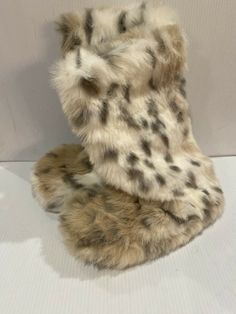 Pre-owned Pottery Barn PB Teen girls faux fur Snow Leopard Slipper Boots Booties. Super soft and cozy. Size: medium 5-6 Keep your feet comfy, stylish and warm all winter with these boot-style furry slippers. Our superior-quality faux fur is woven from the finest materials to beautifully emulate the inherent softness of genuine fur. Please feel free to ask any questions and happy bidding! Smoke free home. Thanks for looking and please check out all my other listings!! Snooki Halloween, Snow Tiger, Y2k Boots, Leopard Slippers, Leopard Outfits, Pb Teen, Leopard Boots, Platform Shoes Heels, Fuzzy Slippers