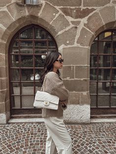 Chanel Classic White Bag Outfit, Cream Chanel Bag, Vintage Chanel Bag Outfit, Cream Handbag Outfit, White Chanel Bag Outfit, Chanel Classic Flap Bag Outfit, Cream Bag Outfit, Chanel Bag Outfit Street Style