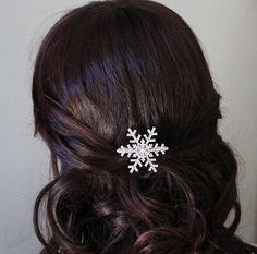 "New Design! This brilliant crystal snowflake hair comb is perfect to add to your winter wedding, Christmas or holiday party, or any special occasion. Measuring just over 1 3/4\", this snowflake comb features round rhinestone components mounted onto a barrette snap clip for secure placement. Can be custom made with colored rhinestones as well. Orders are shipped via USPS with tracking and confirmation. Item arrives in a complimentary gift box. ---------------------------------------------------- Hair Clips Aesthetic, Christmas Wedding Themes, Snowflake Hair, Rhinestone Snowflake, Bride Hair Pins, Winter Wedding Hair, Snowflake Wedding, Wedding Comb, Winter Wonderland Baby Shower