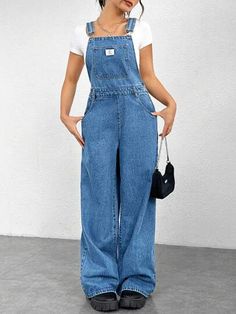 Dungree Outfit, Black Jeans Jumpsuit, Dungaree Outfit, Long Overalls, Wardrobe Makeover, Denim Dungarees, Effortlessly Chic Outfits, Causual Outfits, Pantalon Large