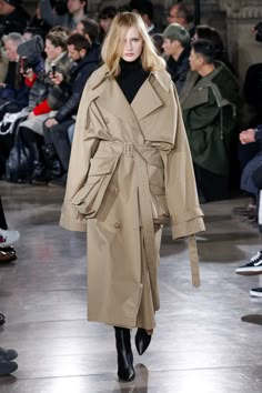 See the complete Juun.J Fall 2017 Menswear collection.  Be featured in Model Citizen App, Magazine and Blog.  www.modelcitizenapp.com Cotton Trench Coat, Juun J, Trench Coat Outfit, Tie Front Top, Menswear Fashion, Trench Coats Women, Coat Women