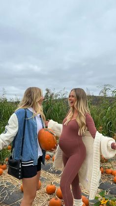 Fall Outfit For Pregnant Women, Girly Maternity Outfits, Halloween Maternity Outfits, Casual Gender Reveal Outfit, Fall Outfit Pregnant, Maternity Pumpkin Patch Outfit, Fall Outfits Maternity, Pregnant Concert Outfit Fall, Fall Announcement Pregnancy