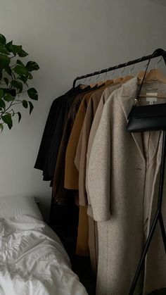 Minimalist Closet Aesthetic, Closet Vision Board, Minimalistic Closet, Simplicity Lifestyle, Simplicity Aesthetic, Glamour Bedroom, Fashion Corner, Neutral Outfit, Autumn Aesthetic