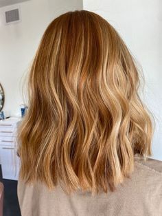 Dark Highlights On Strawberry Blonde, Strawberry Blonde Hair Color 2023, Lived In Strawberry Blonde Balayage, Peach Blonde Dark Roots, Blond Hair To Red Hair, Hair Colour Ideas For Ginger Hair, Strawberry Blonde Haircut Ideas, Hair Ideas Redheads, Lowlights Strawberry Blonde Hair