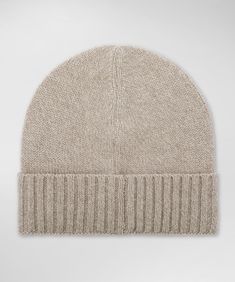 Wool and cashmere blend hat with ribbed turn-up. Protection on cold days or on humid nights. Delicate logo on the front. Sporty and relaxed style, a must-have accessory to carry with you at all times or to gift to those you love. Wool and cashmere blendRibbed turn-upPeuterey lettering Delicate Logo, Winter Trench Coat, Hat For Women, Outerwear Outfit, Sleeveless Jacket, Relaxed Style, Men's Collection, Outerwear Women, Sweater Accessories