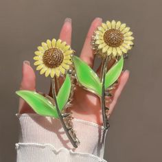 Aveuri Sweet Sunflower Hair Clip Vintage Fairy Flower Large Hair Claw Hairpin Hair Grab Hair Accessories For Women Headwear Jewelry New Sunflower Hair Clip, Metal Crab, Sunflower Hair, Spiked Hair, Vintage Fairy, Rhinestone Material, Vintage Fairies, Women's Headwear, Flower Hair Pin