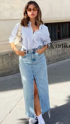 Long Denim Skirt Outfit Work, How To Style Long Denim Skirt, Long Jean Skirt Outfits Summer, Denim Long Skirt Outfit, Long Jean Skirt Outfits, Jeans Men Fashion