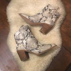 Sam Edelman Womens Size 6 Brand New, Never Worn, No Damages Or Flaws Style Called “Leonia” Zip-Up Booties White/Black Multicolor Snakeskin Embossed Leather Features: Pointed Toe, Zip Up Closure, Large Decorative Accent Buckle, 3 Inch Heel Height, 4 Inch Shaft Height. All Offers Are Welcomed, Have A Blessed Day. Trendy Pointed Toe Booties With Buckle Closure, Pointed Toe Booties With Buckle Closure, Casual Heeled Boots With Buckle Closure And Pointed Toe, Spring Booties With Buckle Closure And Block Heel, White Faux Leather Booties With Round Toe, White Block Heel Booties For Fall, White Ankle-high Faux Leather Booties, White Faux Leather Ankle-high Booties, Cream Closed Toe Booties For Fall