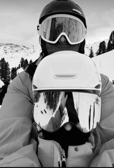 Ski Date Aesthetic, Snowboarding Picture Ideas, Couple Hobbies Ideas, Snowboarding Couple Pictures, Ski Couple Aesthetic