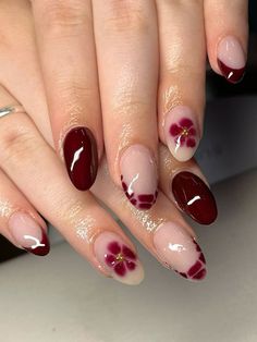 Fall Nails Cherry Red, Winter Nails Inspo Short, Easy Fall Acrylic Nails, Short Maroon Nails With Design, Burgundy Nails With Flowers, October Nail Inspo Almond, Short Nails Design Winter, Floral Red Nails, Floral Purple Nails