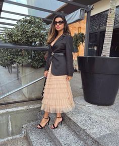 #saiadetule #blazer #blazerpreto #lookoftheday #lookdodia #elegant Church Ootd, Tutu En Tulle, Black Attire, Designer Diamond Jewellery, Skirt Blouse, Classy Fashion, Skirt And Blouse, Fashion Classy