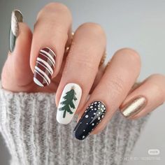 Winter vibes with a chic mix of gold, forest green, and snowflake-inspired designs, perfect for the season! ✨

#WinterNails #ChristmasNailArt #FestiveManicure #ForestNails #SnowflakeNails #HolidayStyle #ElegantNails #CozyVibes #PinterestNails #Xiaohongshu Painted Nail Art, Snowflake Nails, Xmas Nails, Christmas Nail Art, Easy Nail Art, Square Nails