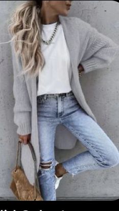 Jeans Cardigan Outfit Fall, Spring Outfits Women 30s Casual Chic, Styling Cardigan Women, Fall 2024 Fashion Trends Women, How To Style A Shirt And Jeans, Fall Clothes 2024, Grey Cardigan Outfit Casual, Concert Night Outfit, Fall Style 2024 Women