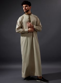 Outfits Islamic, Jubbah Men, Middle Eastern Clothing, Boys Wearing Skirts, Uniqlo Style, Arab Men Fashion, Arabic Clothing, Instagram Feed Planner, Digital Photography Backdrops