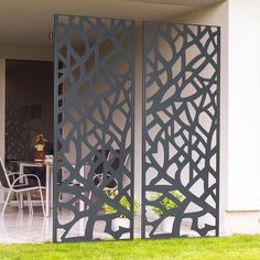 Claustra extérieur métal gris design Metal Fence Panels, French Country Design, Dream Apartment Decor, Bedroom Decor Inspiration, Metal Fence, Garden Pool, Fence Panels, Exterior Decor, Home Wallpaper