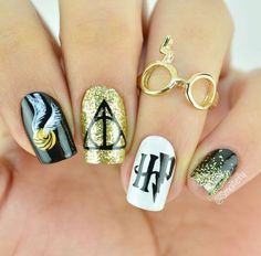 Unhas de harry Potter Maquillage Harry Potter, Harry Potter Nails Designs, Harry Potter Fanları, Harry Potter Nail Art, Harry Potter Nails, Citate Harry Potter, Buku Harry Potter, Disney Nails, Harry Potter Fan Art