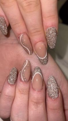 Nail Design Gold, Nail Art Paillette, Birthday Nail Designs, Reflective Nails, Bridal Nails Designs, Engagement Nails, Gold Acrylic Nails