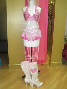 Pink Popstar Aesthetic, Chappell Roan Stage Outfit, Pink Stage Outfits, Chappell Roan Outfits, Popstar Outfit, Popstar Outfits Ideas, Chappell Roan Costume Pink Pony Club, Pink Drag Outfit, Pink Showgirl