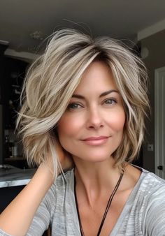 Blonde Hair Cuts Short, Chin Length Blonde Hair, Hot Mom Haircut, Haircuts For Medium Length Hair, Messy Short Hair, Edgy Short Hair, Haircuts For Medium Hair